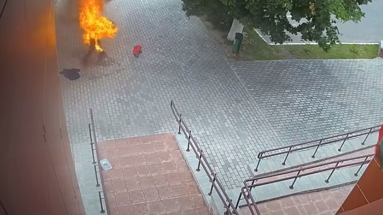 Pred bieloruskou políciou hasili muža v plameňoch. Zapálil sa sám
