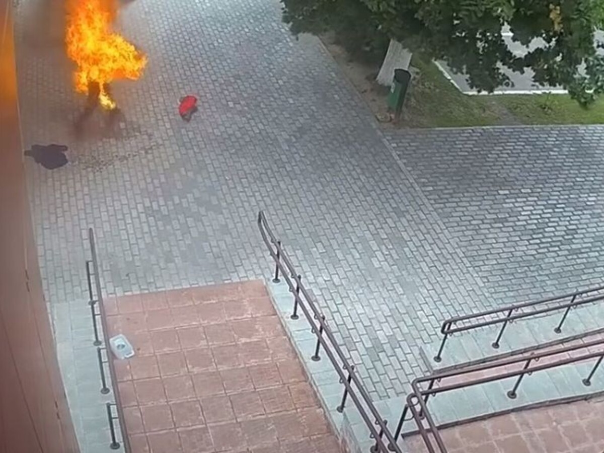 Pred bieloruskou políciou hasili muža v plameňoch. Zapálil sa sám