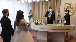 Vírus sa šíri ľahko. Zvážte veľké svadby a oslavy, vyzýva ÚVZ