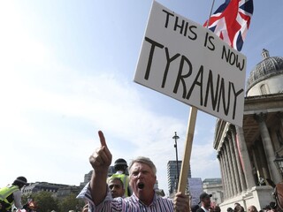 Do Británie prichádza druhá vlna, vláda chce sprísniť opatrenia