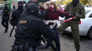 V Minsku zadržali stovky žien, viacerým privolali záchranku