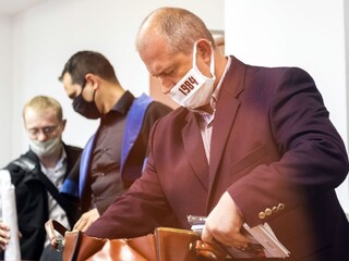 Medzi Kotlebom a sudkyňou to iskrilo, prokurátor ho chce za mrežami