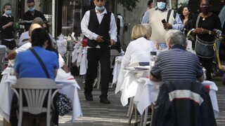 Johnson oznámi prísnejšie opatrenia, má ísť o oblasť gastronómie