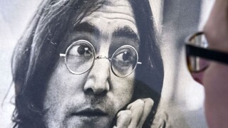 Lennona zastrelil pred jej očami. Vrah sa Yoko Ono ospravedlnil