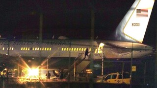 Lietadlo s viceprezidentom USA muselo po zrážke núdzovo pristáť