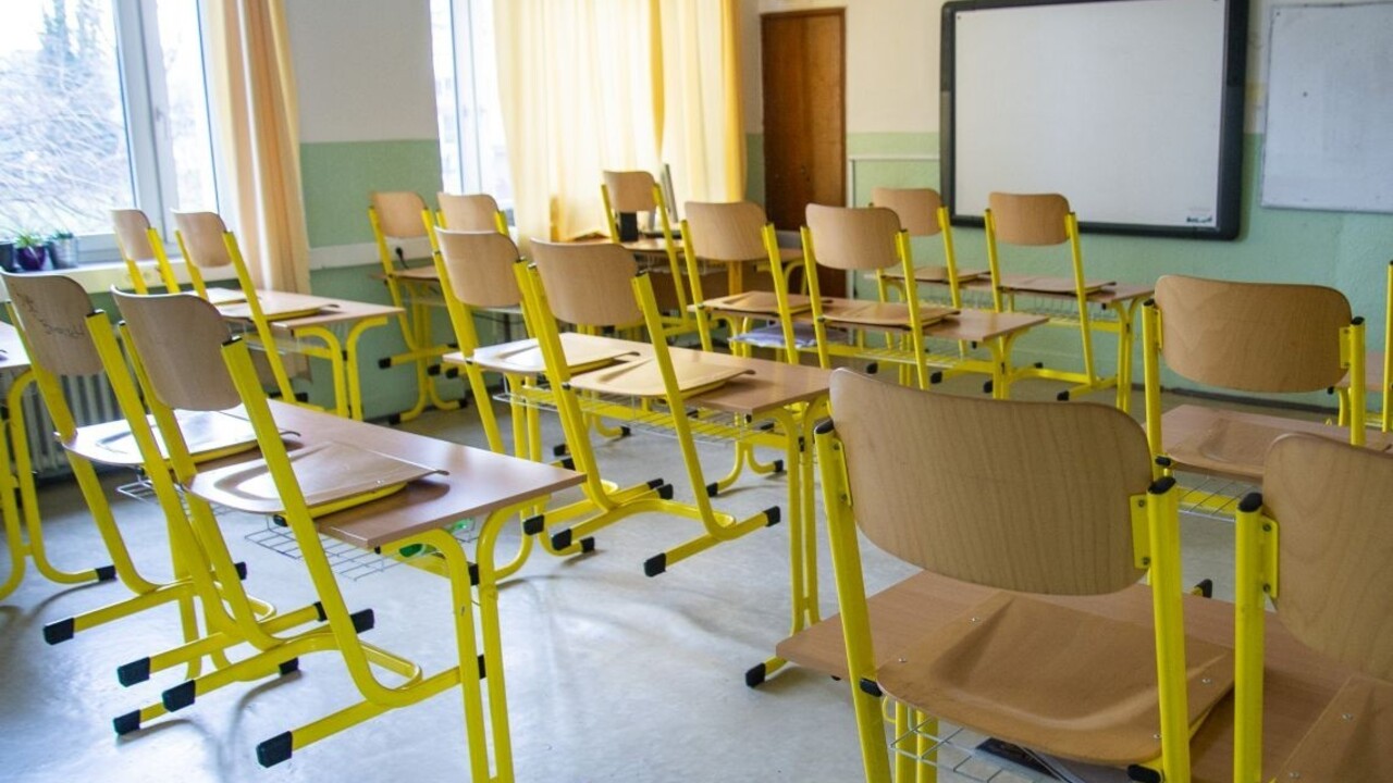 Gymnazisti sa učia z domu, časť žiakov a pedagógov sa nakazila