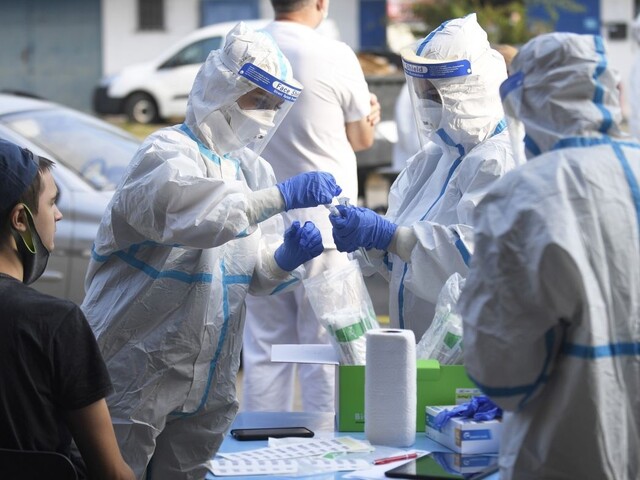 Slovensko si zabezpečí státisíce testov na koronavírus, rozhodla vláda