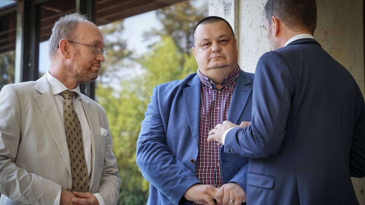 Nakazení budú pribúdať týždne, možno i mesiace, obáva sa Mikas