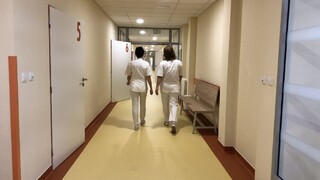 Nákaza sa v nemocnici šíri, infikovaných je desať zamestnancov