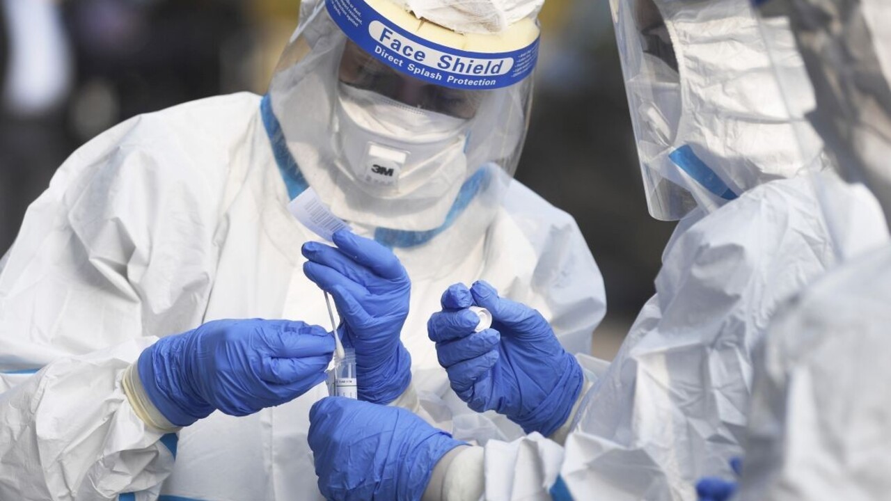 Nákaza udrela v prvej línii. Vírus potvrdili aj lekárom v Trenčíne