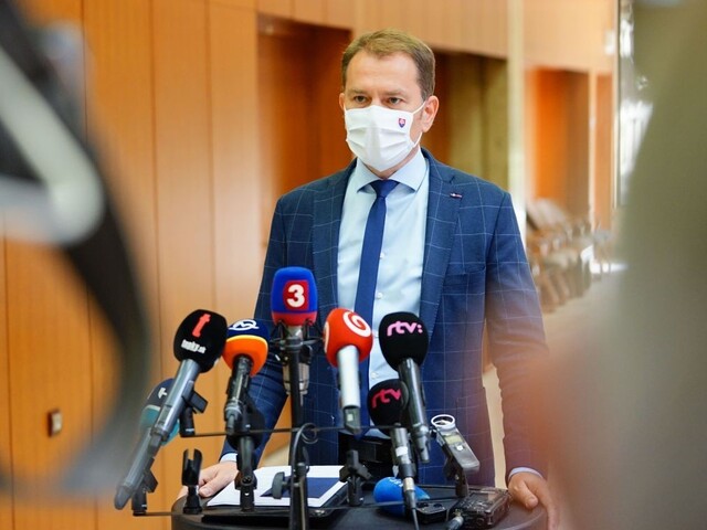 Preberám vedenie, píše premiér. Situácia je mimoriadne vážna