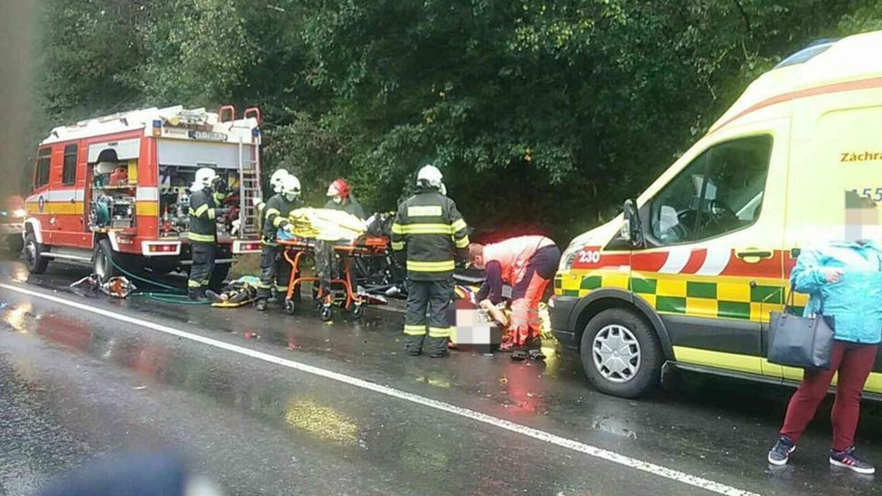 Vážna nehoda. Po zrážke autobusu a auta hlásia zranených