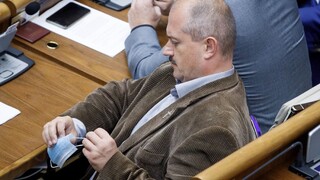 Kotleba si odmietol dať v televízii rúško, Šeliga podáva podnet