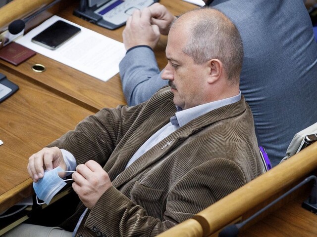 Kotleba si odmietol dať v televízii rúško, Šeliga podáva podnet