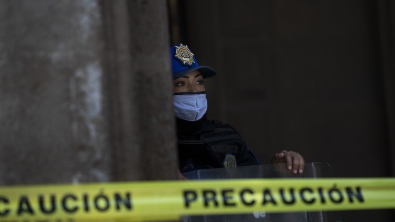 Vtrhli do baru a spustili streľbu. Po útoku v Mexiku hlásili obete