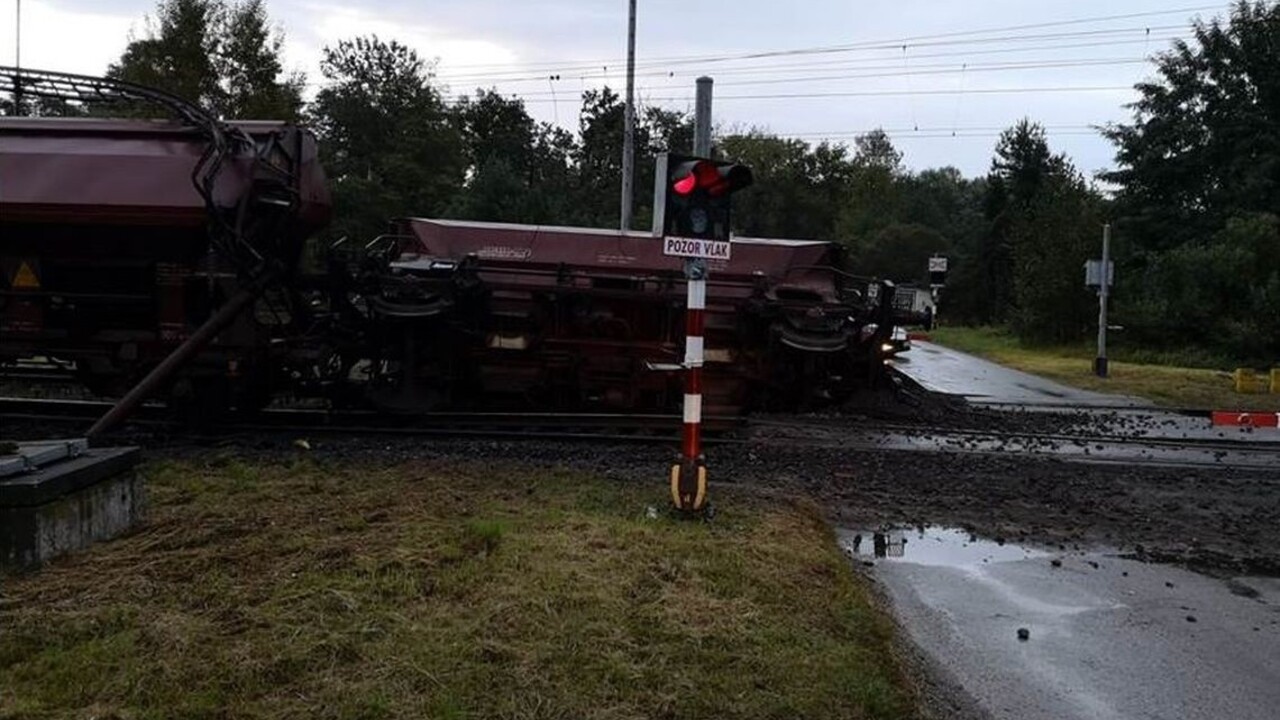 V okrese Malacky sa vykoľajil vlak, museli odstaviť dopravu