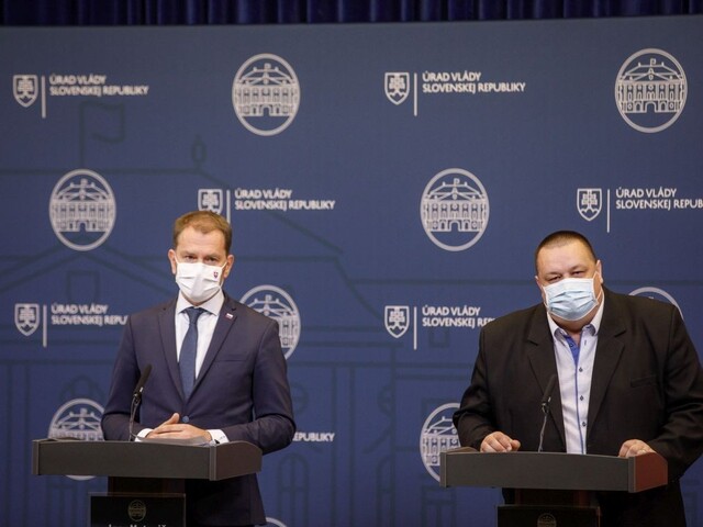 Zakazujú hromadné podujatia, rúška budú povinné aj vonku