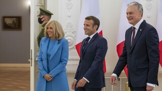 Macron pricestoval do Litvy, má sa stretnúť s Cichanovskou