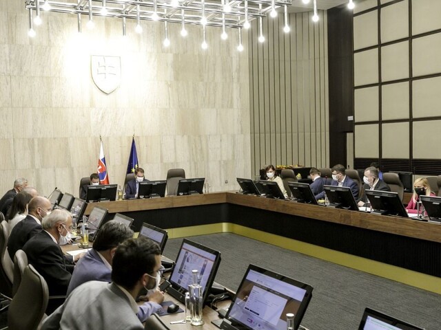 Rokovanie vlády o núdzovom stave a reforme súdnictva