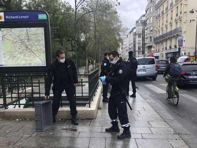 Mladíka, ktorý útočil pri bývalej redakcii Charlie Hebdo, obvinili