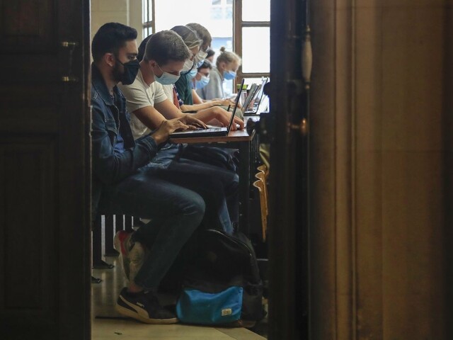 Do on-line prechádza ďalšia univerzita. Internáty vyrieši osobitne