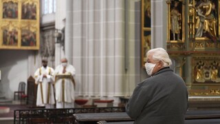 Účasť na bohoslužbách už nie je povinná, biskupi udelili dišpenz