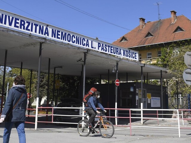 V Košiciach a Prešove situáciu zvládajú aj napriek nakazeným lekárom