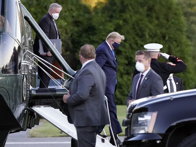 Infikovaného Trumpa previezli z Bieleho domu do nemocnice