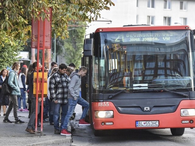 MHD je rizikovým prostredím, nebezpečné sú najmä ranné špičky
