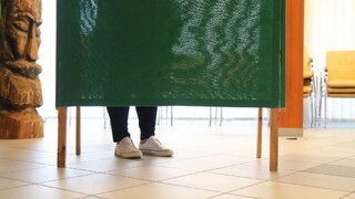 Voľby cez pandémiu: Takto to vyzeralo pri volebných schránkach
