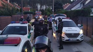 Padol výstrel, napadli policajta. Medzi stovkou ľudí sa strhla bitka