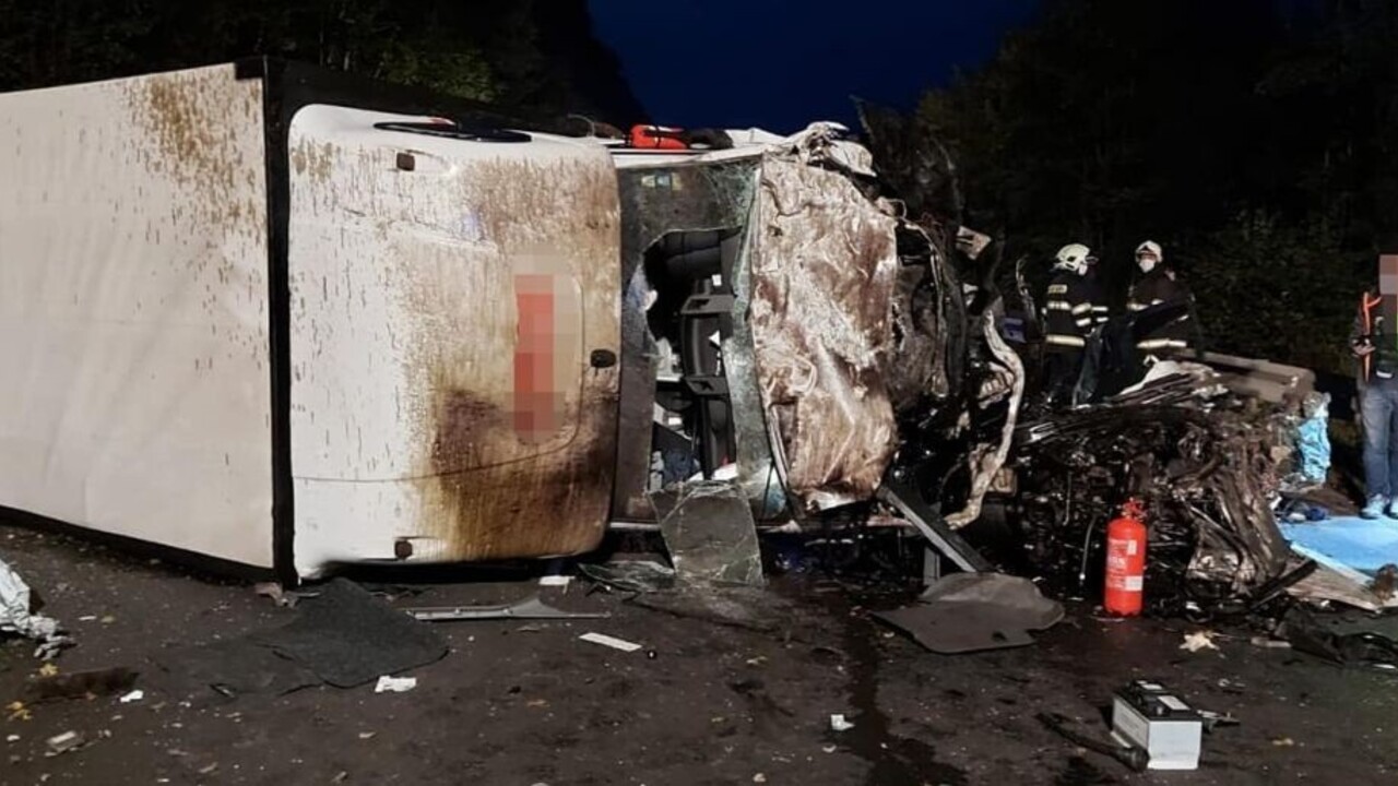 Pri tragickej zrážke s dvoma dodávkami zahynul 18-ročný vodič