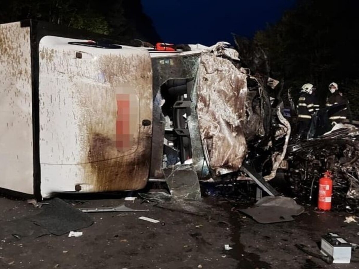 Pri tragickej zrážke s dvoma dodávkami zahynul 18-ročný vodič