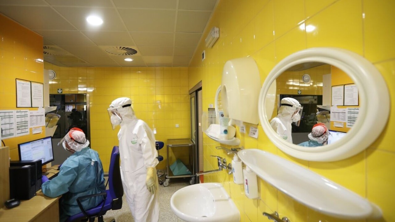 Napriek víkendu padol absolútny rekord prípadov, pribudlo ich 818