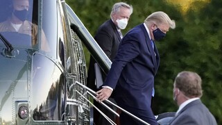 Trump nakrátko opustil nemocnicu, pozdravil svojich fanúšikov
