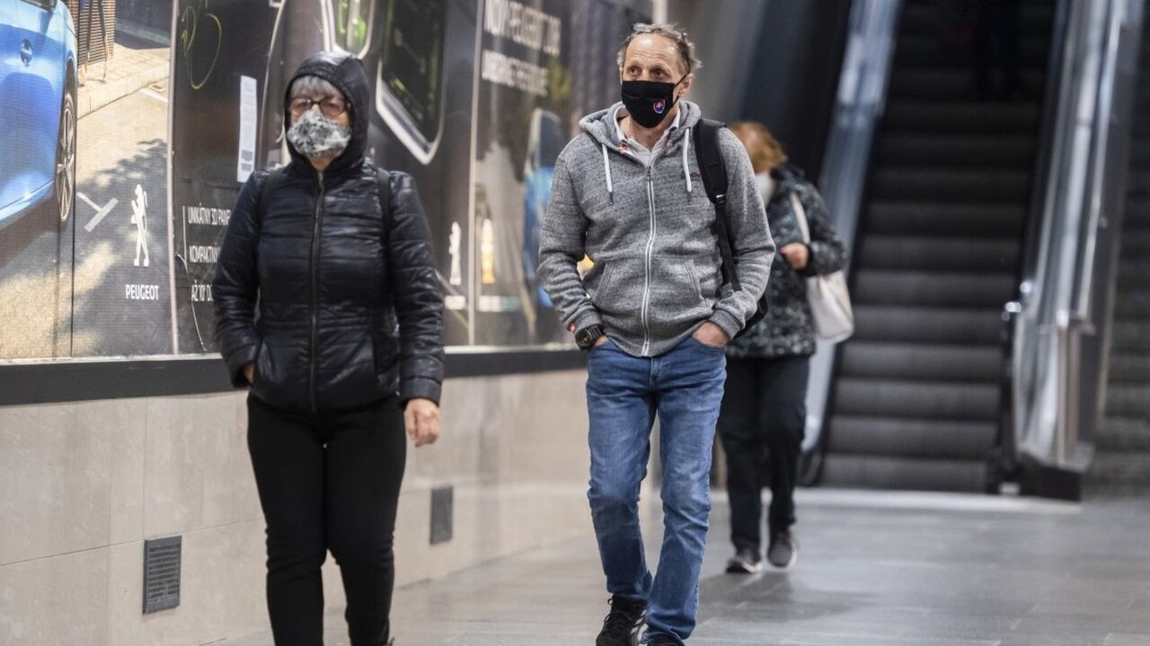 Za rúška sa nepokutuje, tvrdí hoax. Nezmysel, reaguje polícia