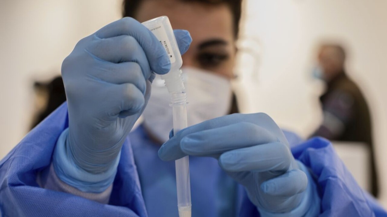 Budú liečiť nakazení lekári? Emotívne, reaguje na premiéra SLK