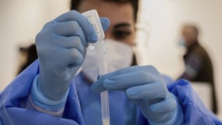 Budú liečiť nakazení lekári? Emotívne, reaguje na premiéra SLK