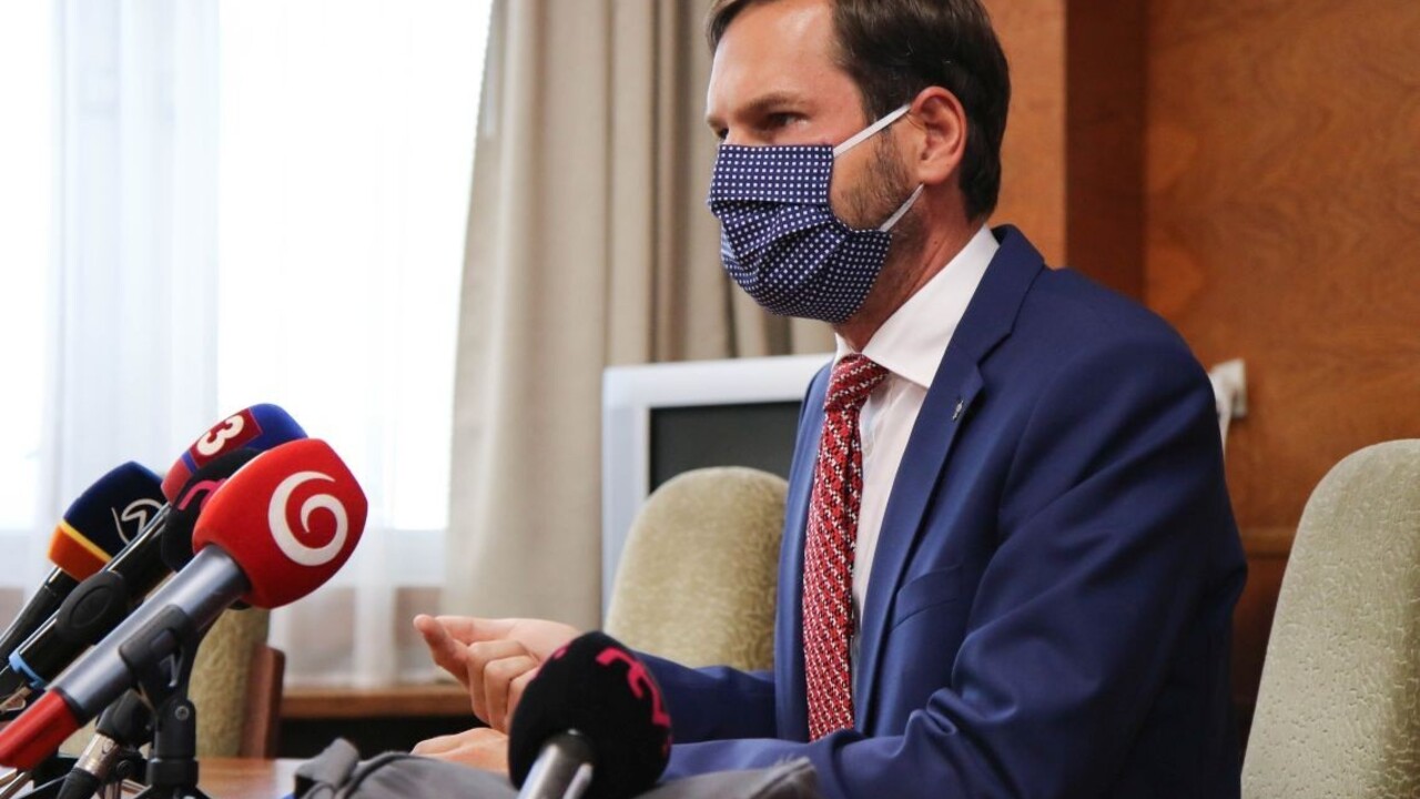 Obvinený starosta neúraduje zo svojej kancelárie. Vysvetlil, prečo