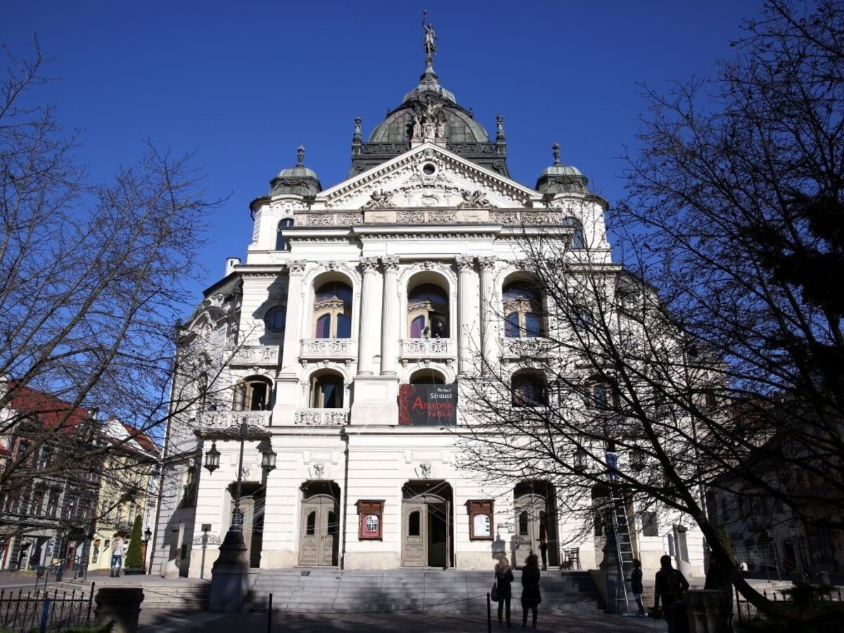 Koronavírus prenikol aj do divadla, nakazení sú v karanténe