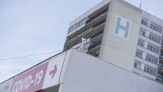 Nemocnice odkladajú operácie, prednosť majú len akútne prípady