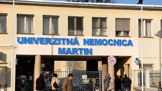 Martinská nemocnica lieči pacientov z Oravy, pomáhať začínajú medici