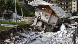 Voda strhla domy i mosty. Po záplavách na juhu Európy pribudli obete
