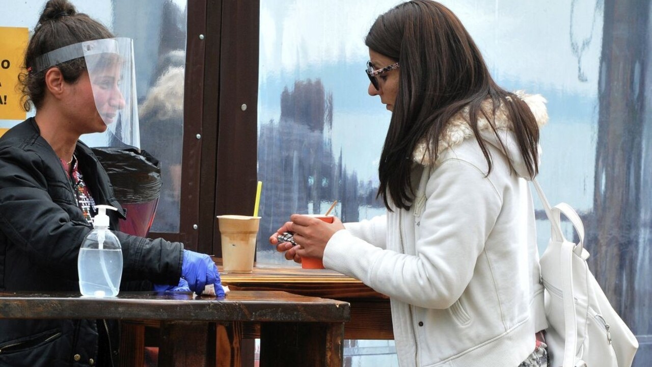 ÚVZ neodporúča nosiť plastové rúška a štíty. Pozrite si, prečo