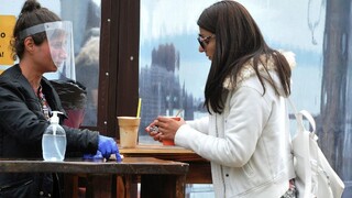 ÚVZ neodporúča nosiť plastové rúška a štíty. Pozrite si, prečo