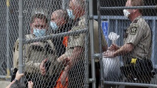 Milión dolárov. Expolicajta, ktorý mal zabiť Floyda, prepustili