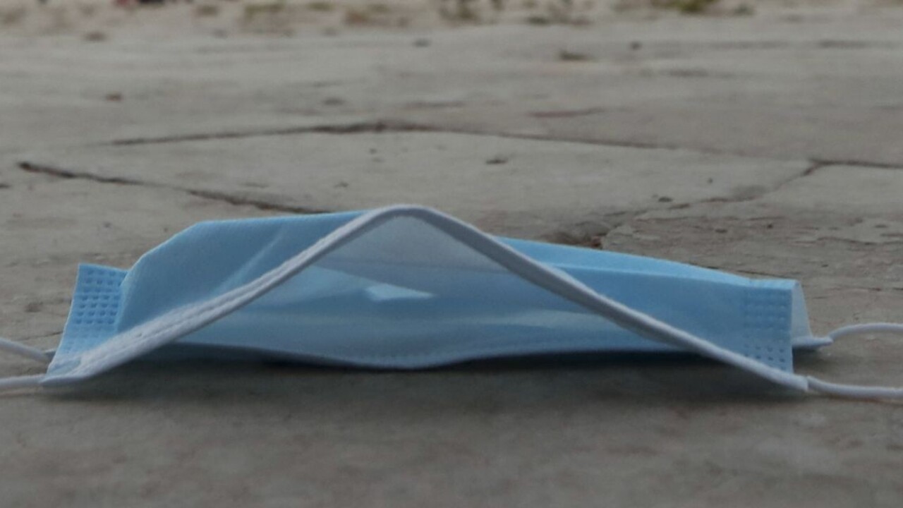 Ľudia chodia do práce s príznakmi nákazy, začali ignorovať opatrenia