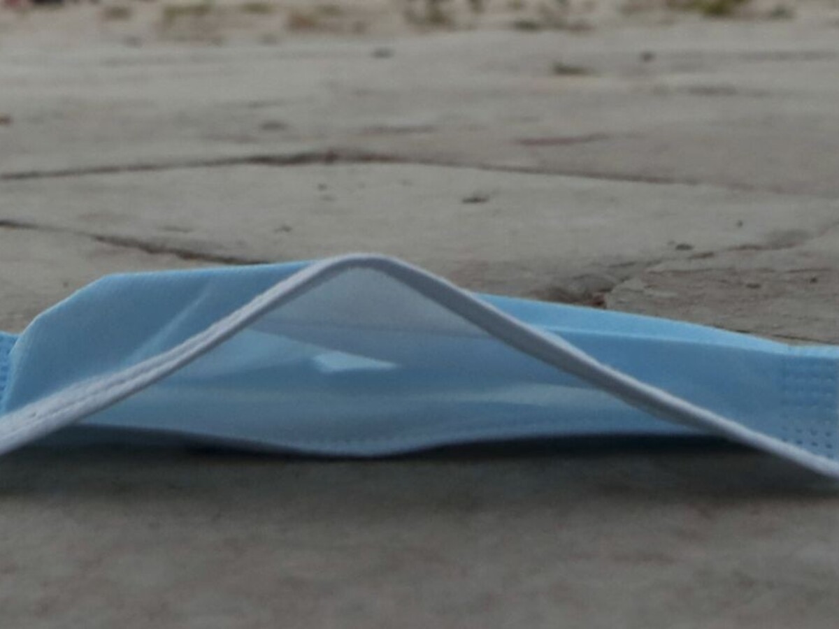 Ľudia chodia do práce s príznakmi nákazy, začali ignorovať opatrenia