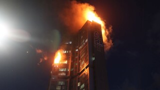 Plamene pohltili výškovú budovu, hlásia desiatky zranených