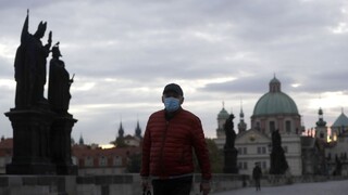 Vírus v ČR sa nekontrolovane šíri, tretí deň po sebe hlásia rekord